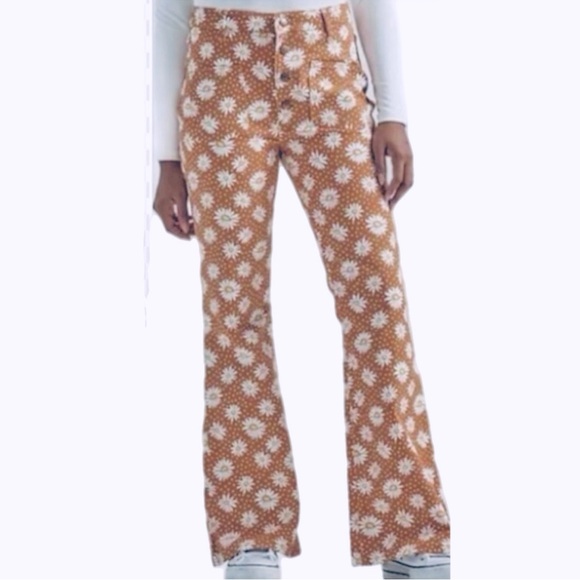 NWOT Wrangler High Rise Fierce Flare Jeans in Daisy Print Size 8 - Picture 3 of 7